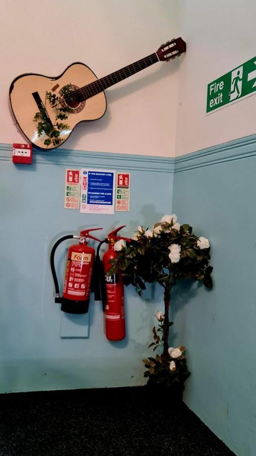 Mrs Potts Hostel Cardiff Buitenkant foto