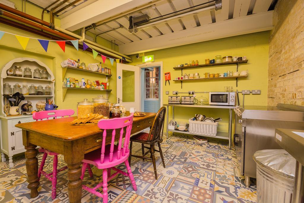 Mrs Potts Hostel Cardiff Buitenkant foto
